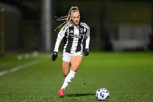 B体育首页-莱曼因带妆踢球频繁被网暴，母亲控诉：踢球化妆怎么了？