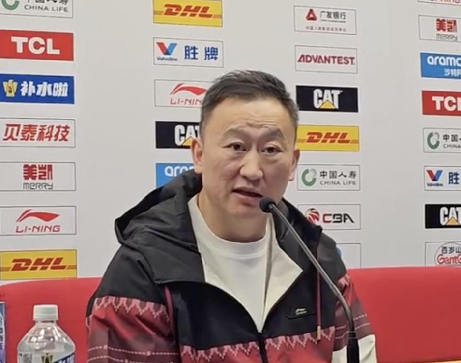 B体育首页-刘维伟：球队内线太缺人米奇一直在坚持，我确实没什么好办法